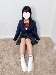 池袋リフレ・フェアリースターのまもちゃんの写真【制服コスプレ・体育座り】