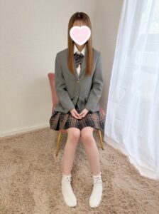 池袋リフレ・フェアリースターのえみりちゃんの写真【制服コスプレ・椅子座り】