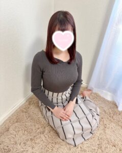 池袋リフレ・フェアリースターのなつみちゃんの写真【私服・女の子座り】