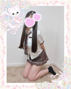 池袋リフレ・フェアリースターのひなちゃんの写真【制服コスプレ・膝立ち】