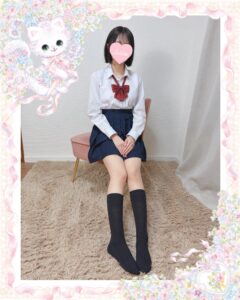 池袋 フェアリースター れあちゃん 制服コスプレ 座りポーズ