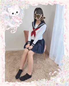 池袋 フェアリースター ななせちゃん セーラー服コスプレ 座りポーズ