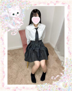 池袋 フェアリースター いちごちゃん 制服コスプレ 座りポーズ