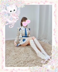 池袋リフレ・フェアリースターのはるかちゃんの写真【アイドル衣装・体育座り・美脚】