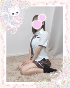 池袋リフレ・フェアリースターのひとみちゃんの写真【制服コスプレ・座りポーズ】